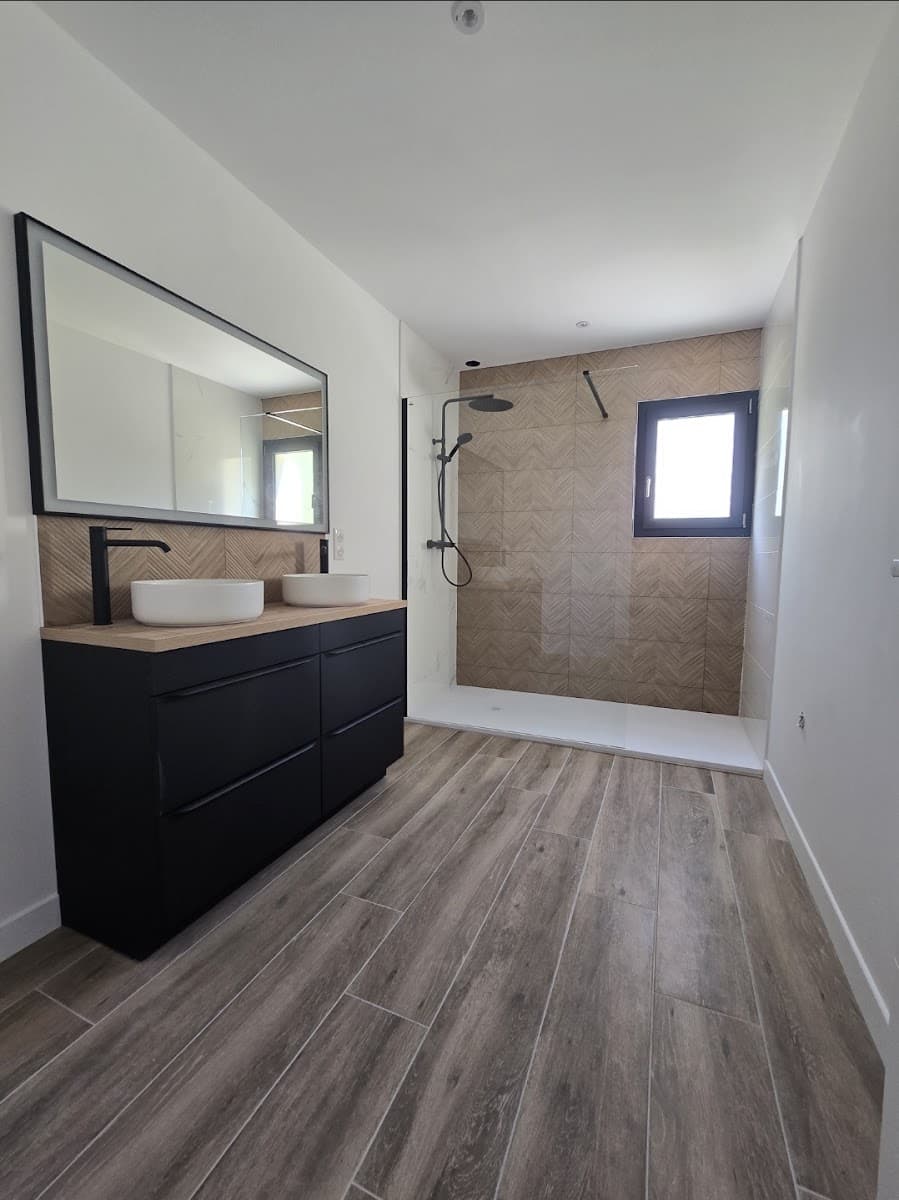 Salle de bain avec baignoire