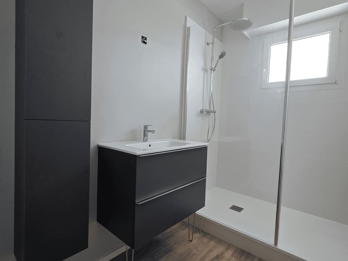 Salle de bain lumineuse